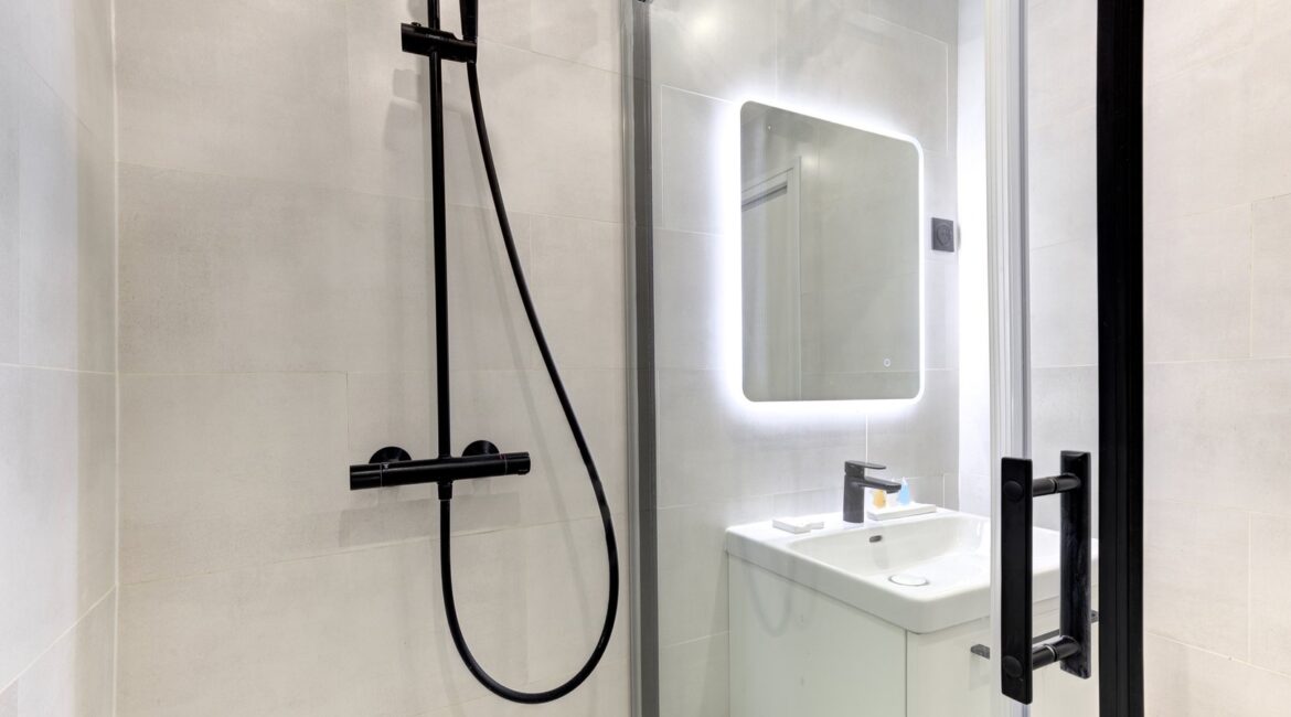 salle de bain suite dolce vita paris location appartement paris