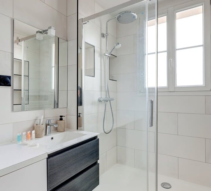 Salle de bain salle de bain suite modern art paris location appartement paris