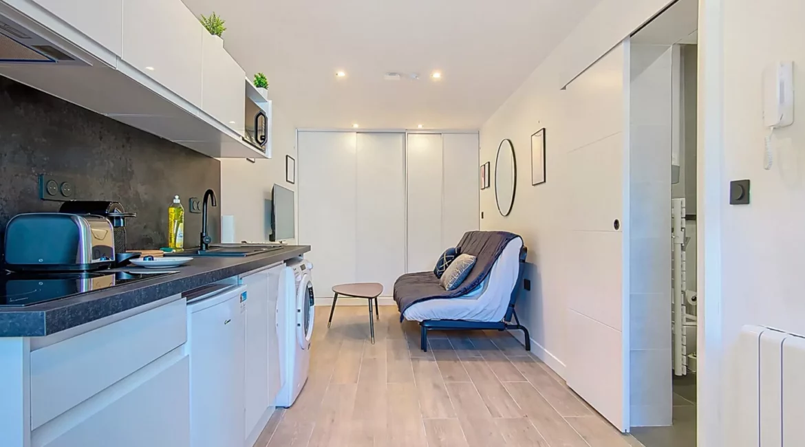 Petite cuisine moderne avec coin salon intégré.