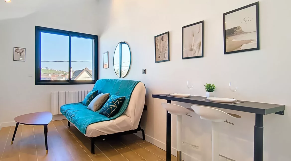 Salon moderne avec canapé et table haute.