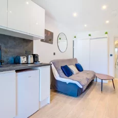 canape cuisine location appartement argenteuil Petit salon moderne avec canapé-lit.
