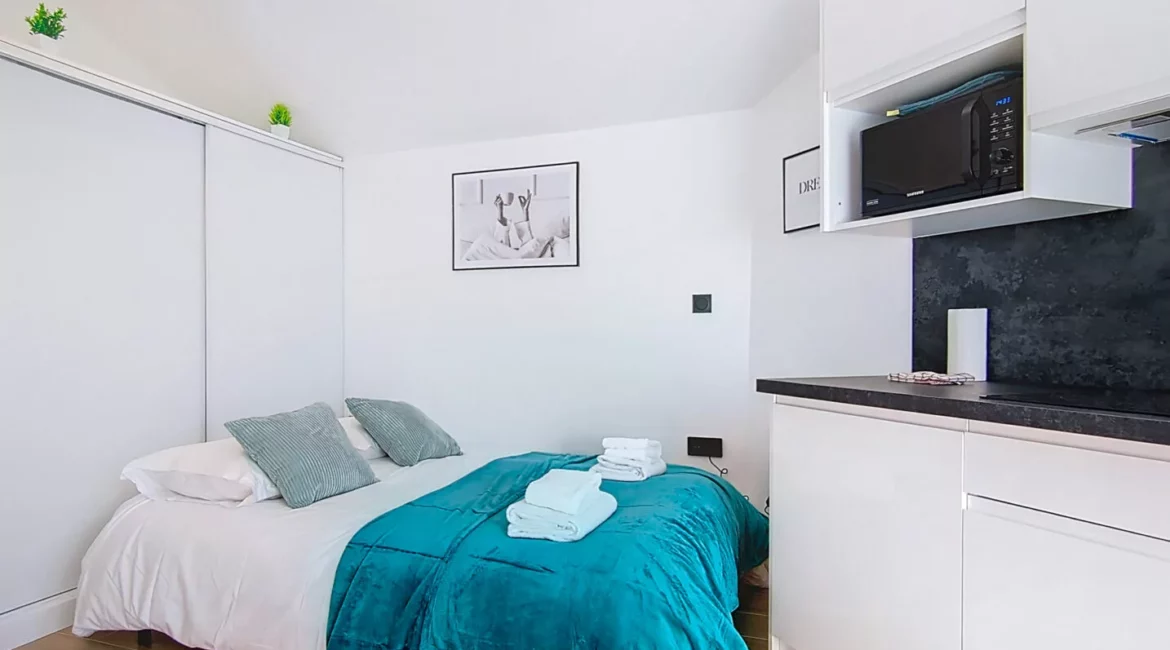 chambre lit double location appartement court et long sejour argenteuil Chambre moderne avec kitchenette et lit double.