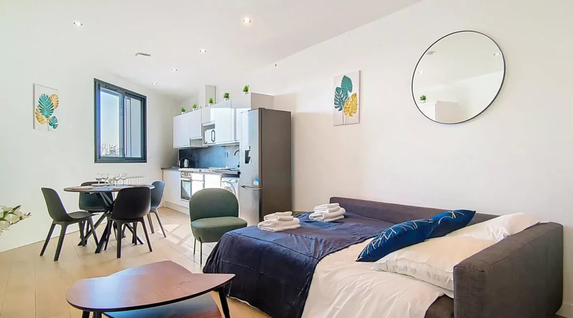 coin nuit avec lit salon location appartement court sejour argenteuil Appartement moderne avec salon et cuisine équipée.