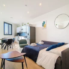 coin nuit avec lit salon location appartement court sejour argenteuil Appartement moderne avec salon et cuisine équipée.