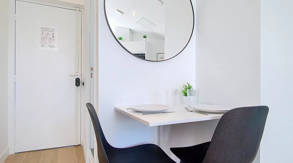 coin repas 2 personnes location appartement court et long sejour argenteuil Table à manger minimaliste avec miroir rond.
