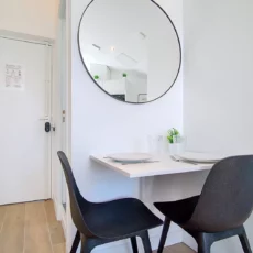 coin repas 2 personnes location appartement court et long sejour argenteuil Table à manger minimaliste avec miroir rond.