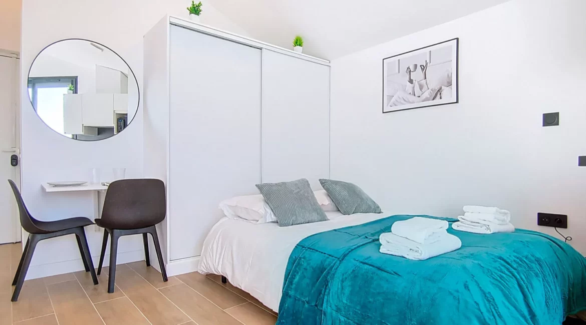 coin repas chambre location appartement court et long sejour argenteuil Chambre moderne avec lit et coin bureau.