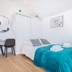 coin repas chambre location appartement court et long sejour argenteuil Chambre moderne avec lit et coin bureau.