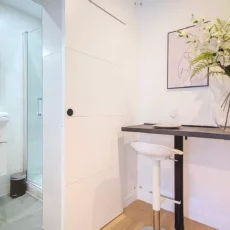 cuisine compacte avec salle de bain attenante location appartement argenteuil Coin salle de bain moderne avec fleurs blanches.