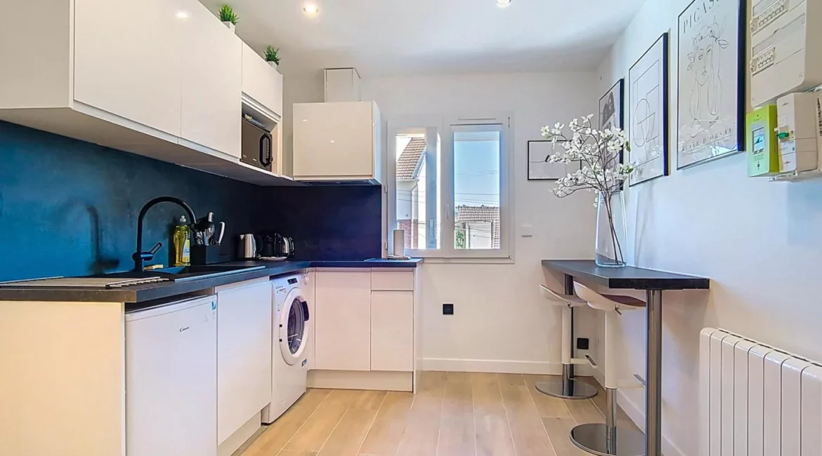 cuisine equipee vue fenetre location appartement argenteuil Petite cuisine moderne avec équipements intégrés.