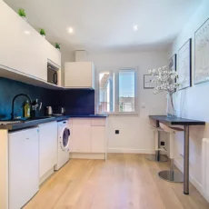 cuisine equipee vue fenetre location appartement argenteuil Petite cuisine moderne avec équipements intégrés.