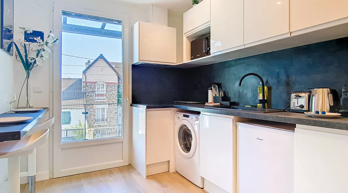 cuisine lumineuse location appartement argenteuil Cuisine moderne avec électroménagers et fenêtre lumineuse.