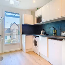 cuisine lumineuse location appartement argenteuil Cuisine moderne avec électroménagers et fenêtre lumineuse.