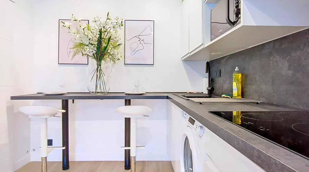 cuisine moderne avec bar et tabourets location appartement argenteuil Cuisine moderne avec tabourets et fleurs.