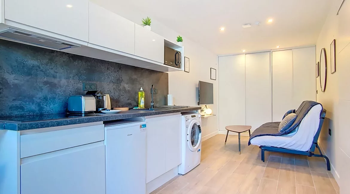 Cuisine moderne avec salon minimaliste.