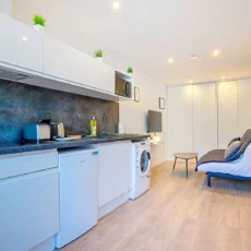 Cuisine moderne avec salon minimaliste.