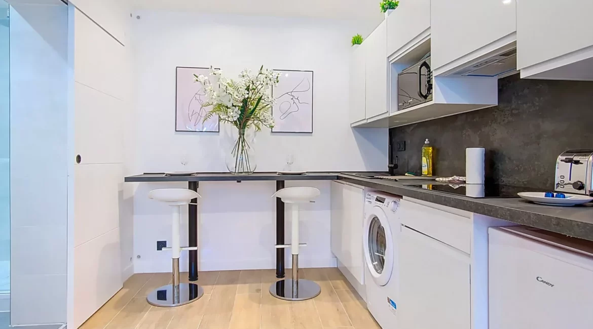 cuisine moderne avec électroménagers blancs location appartement argenteuil Cuisine moderne avec bar et électroménager.