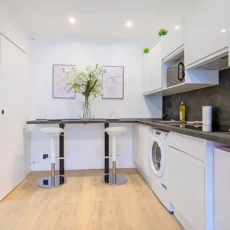 cuisine moderne avec électroménagers blancs location appartement argenteuil Cuisine moderne avec bar et électroménager.