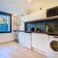 Cuisine moderne avec électroménager et fenêtre.