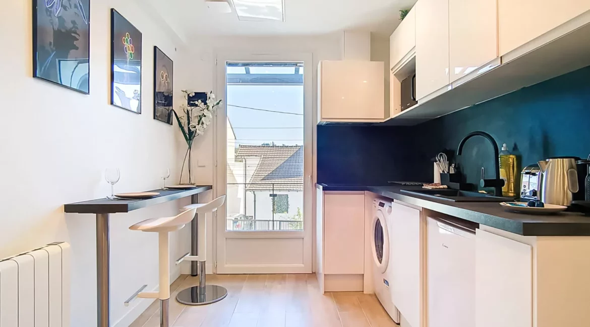 cuisine moderne location appartement argenteuil Cuisine moderne avec comptoir et fenêtres.