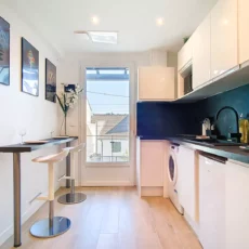 cuisine moderne location appartement argenteuil Cuisine moderne avec comptoir et fenêtres.