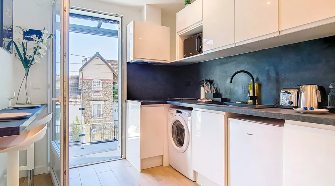 cuisine ouverte balcon location appartement argenteuil Cuisine moderne avec vue sur l'extérieur.