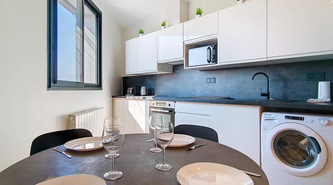 cuisine ouverte table ronde location appartement court sejour argenteuil