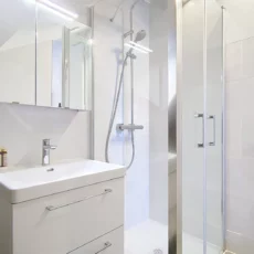 douche moderne location appartement argenteuil Salle de bain avec douche moderne et lavabo blanc.