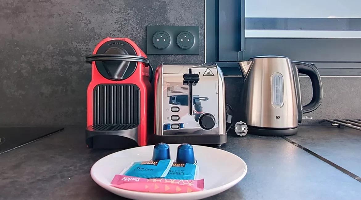 machine cafe grille pain bouilloire location appartement court et long sejour argenteuil Cuisine avec cafetière, grille-pain, bouilloire et capsules.