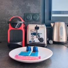 machine cafe grille pain bouilloire location appartement court et long sejour argenteuil Cuisine avec cafetière, grille-pain, bouilloire et capsules.