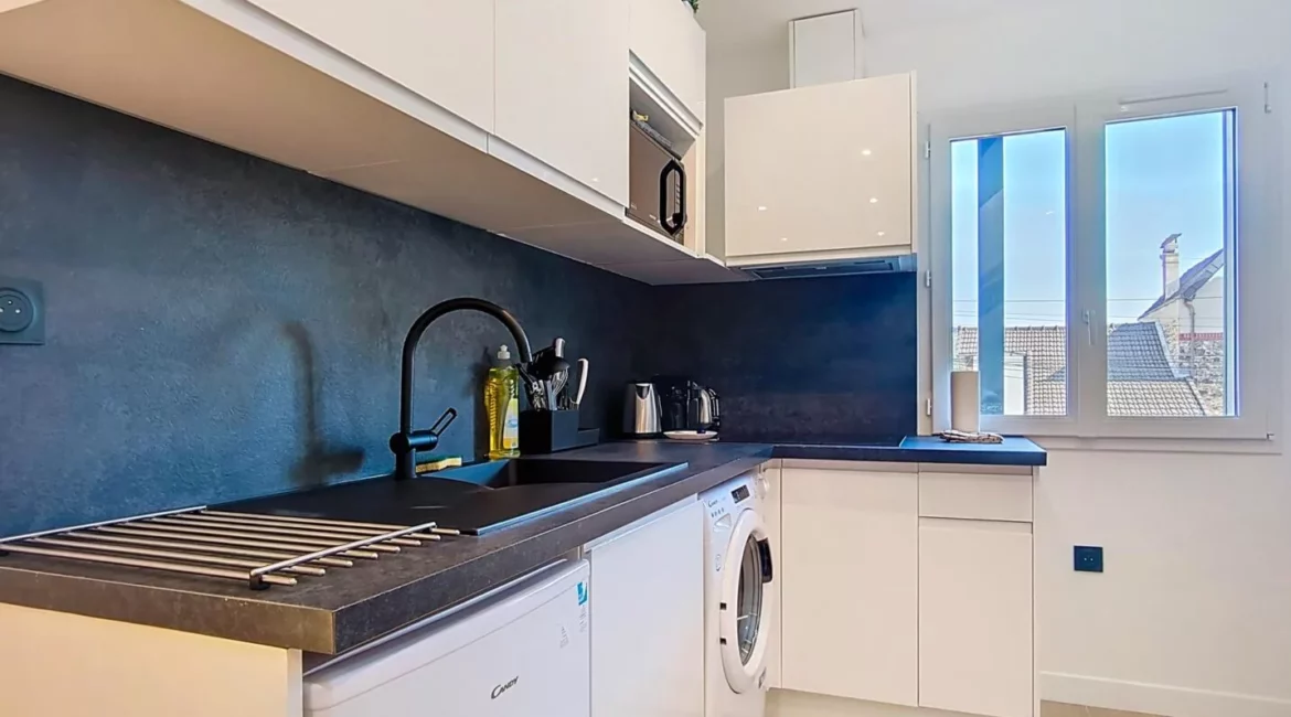 meubles cuisine design location appartement argenteuil Cuisine moderne avec électroménagers et fenêtre lumineuse.