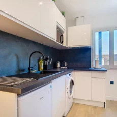 meubles cuisine design location appartement argenteuil Cuisine moderne avec électroménagers et fenêtre lumineuse.