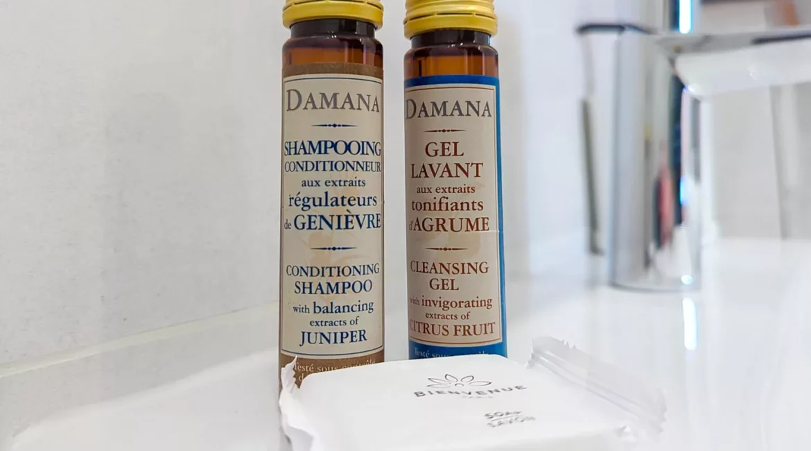 Produits de bain Damana sur un comptoir blanc.