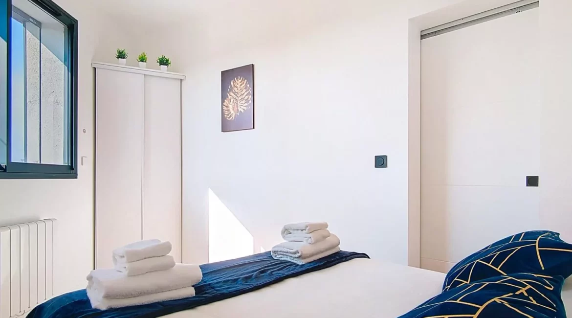 rangements chambre moderne location appartement court sejour argenteuil Chambre moderne avec lit et décoration sobre.