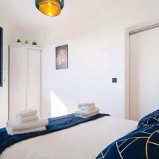 rangements chambre moderne location appartement court sejour argenteuil Chambre moderne avec lit et décoration sobre.