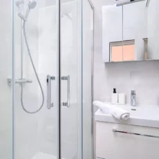 salle de bain douche moderne location appartement court et long sejour argenteuil Salle de bain moderne avec douche vitrée.