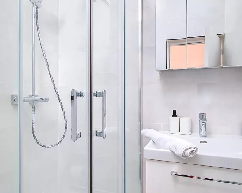 salle de bain douche moderne location appartement court et long sejour argenteuil Salle de bain moderne avec douche vitrée.