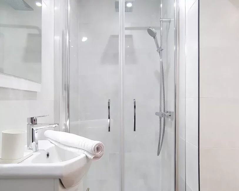 salle de bain moderne avec douche et lavabo location appartement argenteuil Petite salle de bain moderne avec douche vitrée.