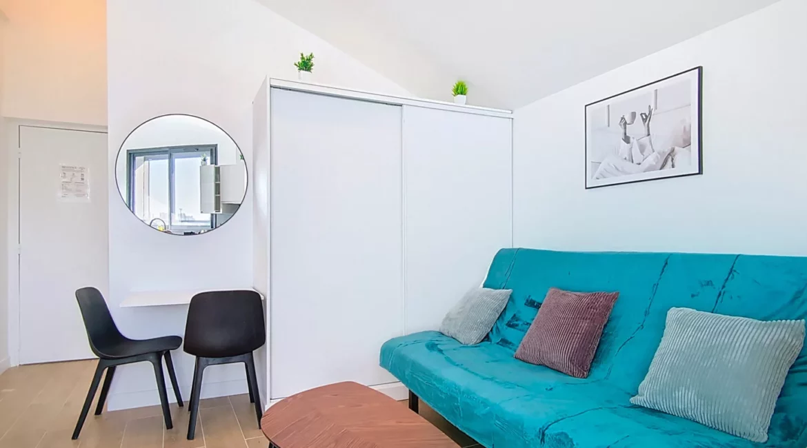 salon canape convertible decoration location appartement court et long sejour argenteuil Salon moderne avec canapé turquoise