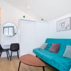 salon canape convertible decoration location appartement court et long sejour argenteuil Salon moderne avec canapé turquoise