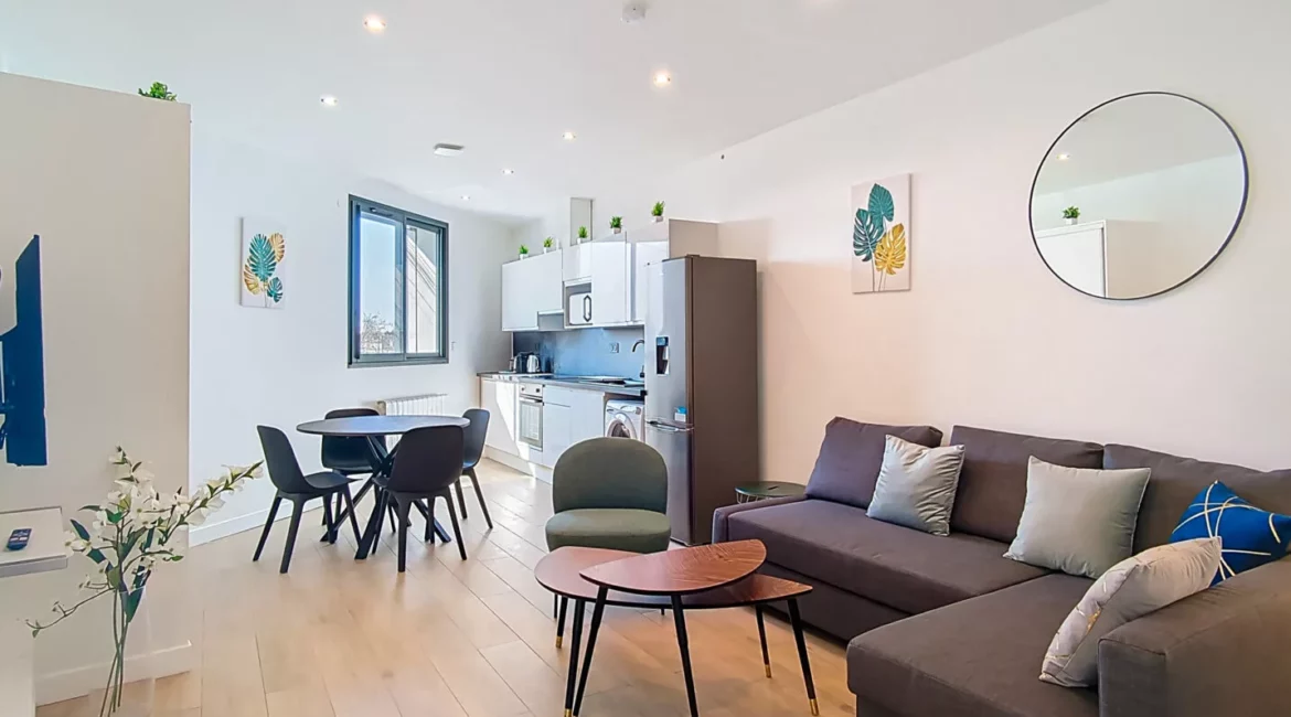 salon cuisine location appartement court sejour argenteuil Salon moderne avec cuisine ouverte et déco épurée.