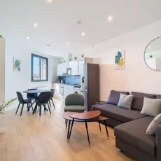 salon cuisine location appartement court sejour argenteuil Salon moderne avec cuisine ouverte et déco épurée.