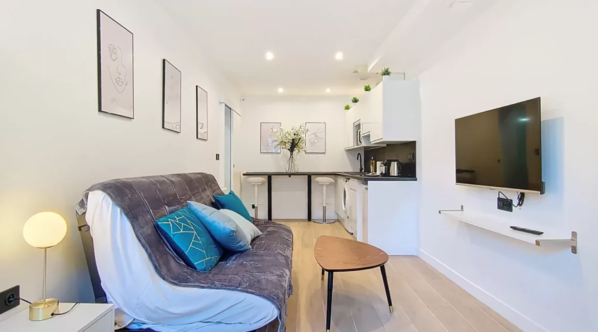 salon moderne avec canapé et cuisine ouverte Salon moderne avec cuisine ouverte et décor minimaliste.