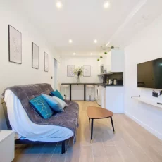 salon moderne avec canapé et cuisine ouverte Salon moderne avec cuisine ouverte et décor minimaliste.