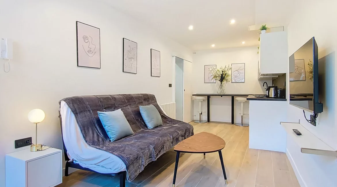 salon moderne avec canapé et cuisine ouvertelocation appartement argenteuil Salon moderne avec canapé et cuisine ouverte.