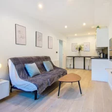 salon moderne avec canapé et cuisine ouvertelocation appartement argenteuil Salon moderne avec canapé et cuisine ouverte.