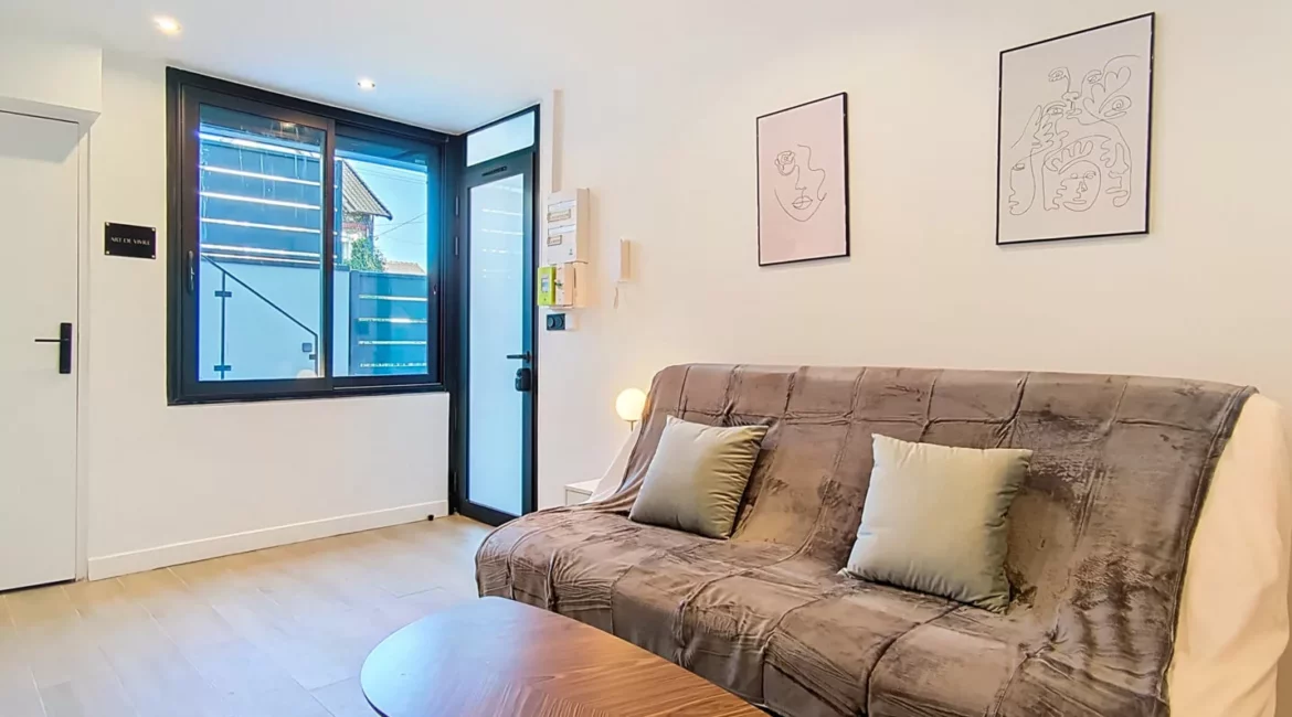 salon moderne avec canapé et table location appartement argenteuil Salon moderne avec canapé et décoration murale.