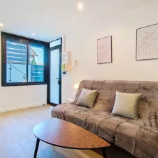 salon moderne avec canapé et table location appartement argenteuil Salon moderne avec canapé et décoration murale.