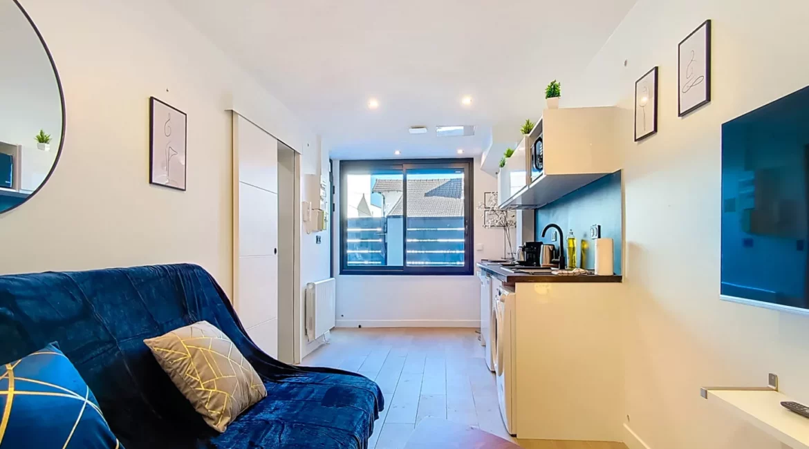 Appartement moderne avec salon et cuisine ouverte.