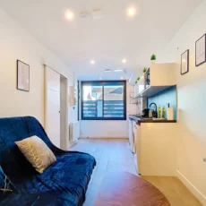 Appartement moderne avec salon et cuisine ouverte.